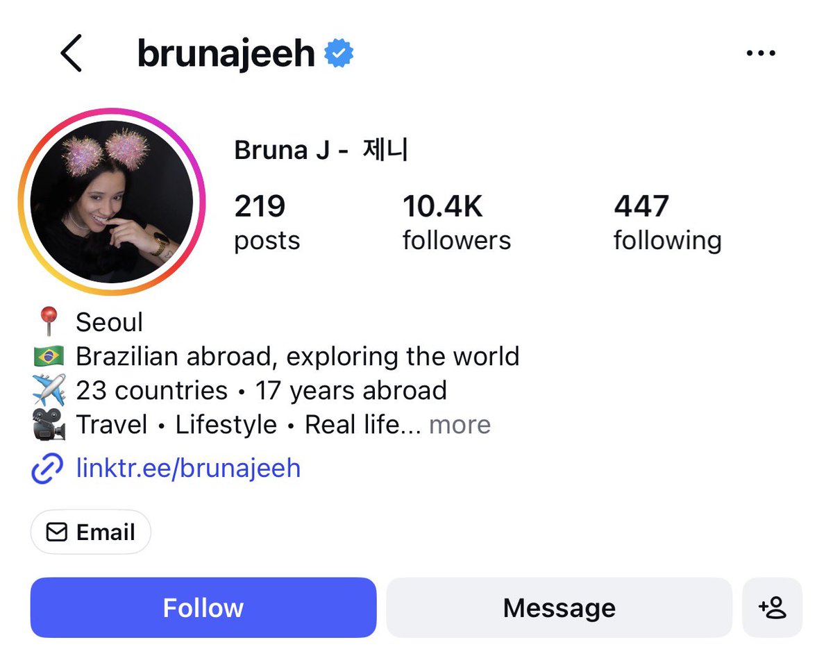 ssgskz's tweet photo. Respecting Personal Boundaries

@/brunajeeh on threads and Instagram

Regardless of the intention behind the gesture, kissing someone’s hand without clear consent crosses a personal boundary, and it is not acceptable to justify it simply because the interaction continued afterward.

In her response, she stated that she “just kissed his hand goodbye” and argued that she “didn’t cross any boundaries” because he later came near her, took a picture with her, and spoke to her several times. However, none of those things retroactively make unwanted physical contact acceptable or prove that the contact was consented to.

Someone continuing to be polite, taking a photo, or interacting afterward does not automatically mean they were comfortable with every previous interaction. Personal boundaries should be respected regardless of what happens afterward.

Intentions do not erase boundaries. Affection or a goodbye gesture is not a justification for physical contact without clear consent. Idols are people, not objects, and their personal space deserves the same respect as anyone else’s.