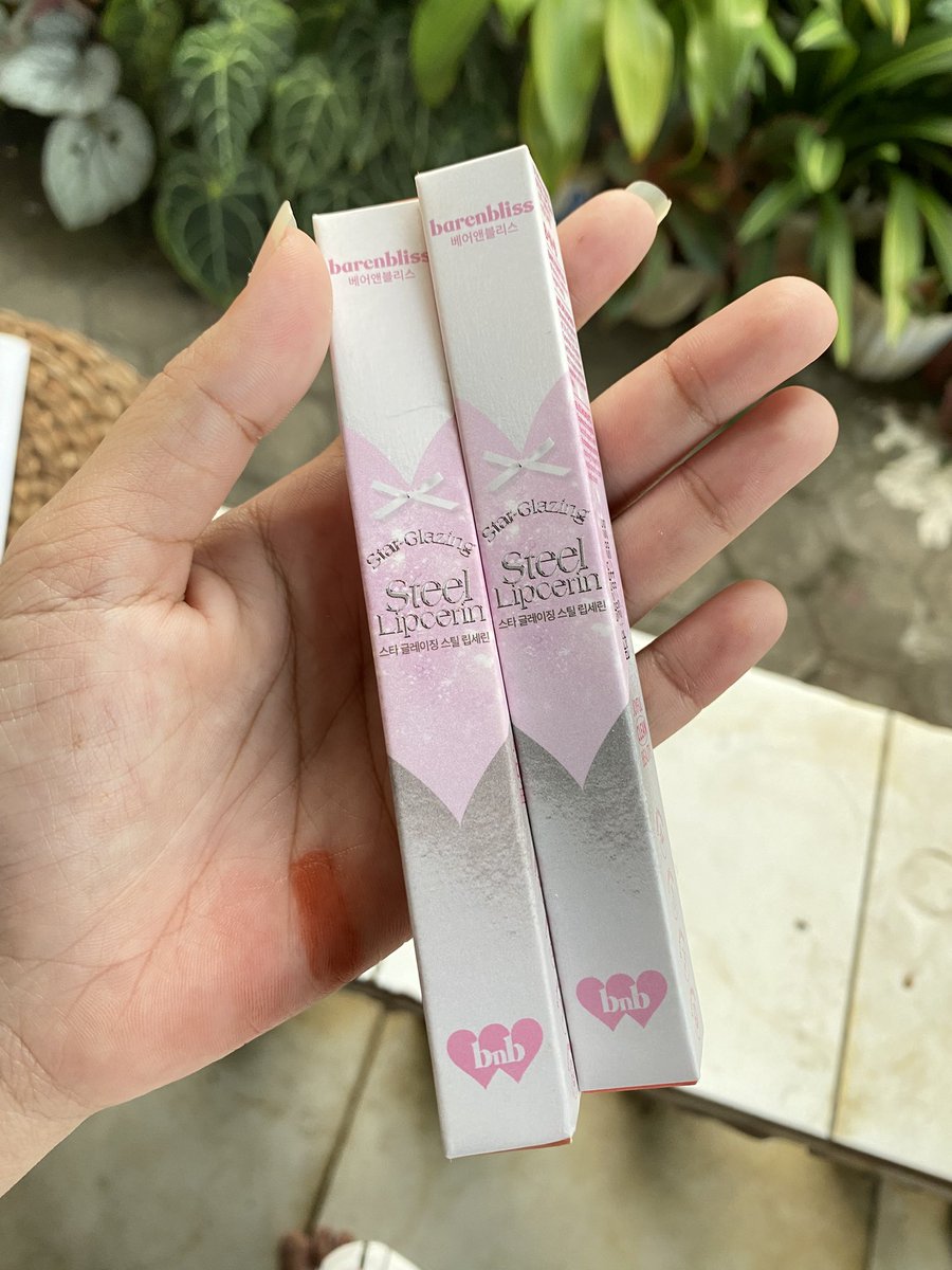brve54's tweet photo. @richpearlbelle lip cerin dari bnb, 25k aja, shade milky way sama nebula night, dijual karna cuma buat review konten. https://t.co/J7qM6qR8Zp
