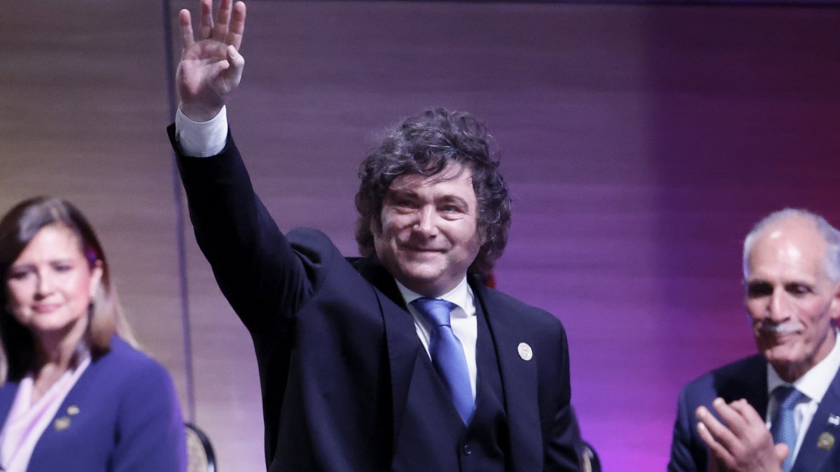 Cooperativa's tweet photo. Cerca de 30 mil empresas han cerrado en Argentina durante el gobierno de Milei https://t.co/o2Kc3wIDjW https://t.co/6phfLGcydJ