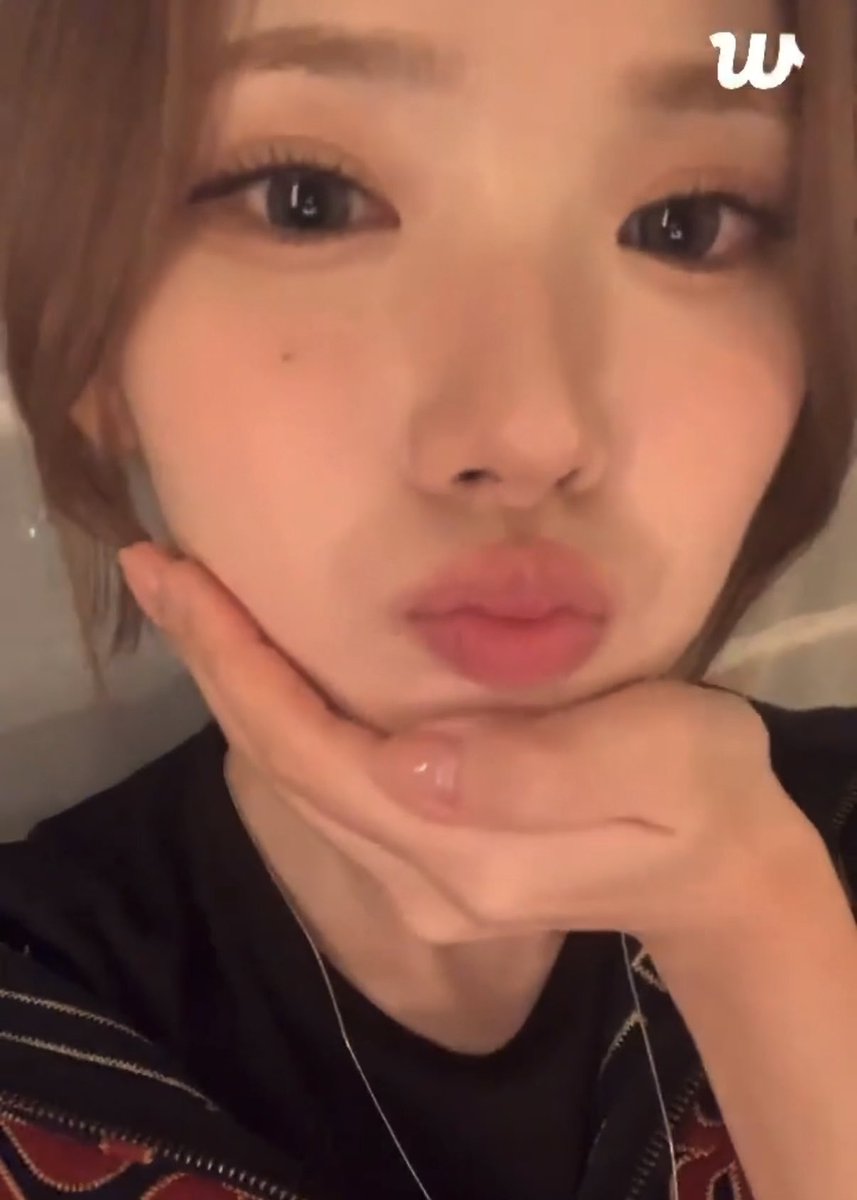 2hS2cjw's tweet photo. 점점더가까워져서 화면에 얼굴한가득인거 존귀 https://t.co/38WP2kFvJJ
