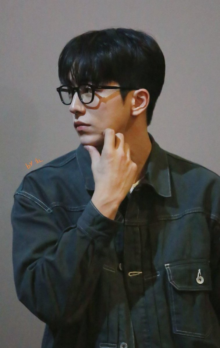 1nv1nc1's tweet photo. 저에게는 남주혁 뿔테안경콤이있습니다… 윤태주 뿔테써주면안되나정권찌를거임 https://t.co/RW7NwEnqrn