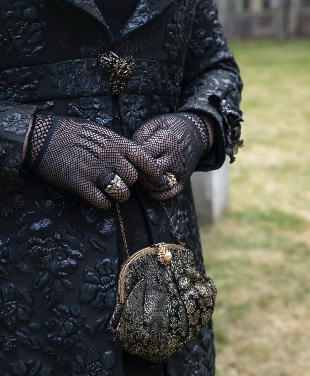 valgarzag's tweet photo. Polin wardrobe always being iconic! I love how Penelope's marriage/engagement rings and also Colin's fob stand out in the entire look! 🔥🙌🏻💫 https://t.co/y8fxM520zg