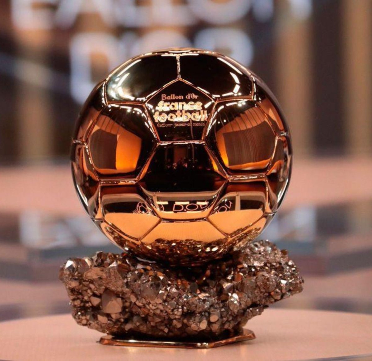 elCerristaEse93's tweet photo. Cecilio Dominguez le ha prohibido a su entorno hablarle del balón de oro. Quiere centrarse en mantener su nivel sin que un título personal le ciegue. 

Vía @cesarguerreros_ https://t.co/PbW55rUPLd