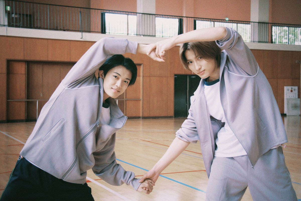 sekigae_drama's tweet photo. 📷💭︎｜第2話 オフショット

準備運動をする4人と
大きいハートを作る榊&常川田🫶

┈┈┈┈┈┈┈┈┈┈┈┈┈┈┈
🔗 FODでは先行配信中☀️
https://t.co/FmReTSBgqn

🔗 TVer見逃し配信はこちら🌟
https://t.co/pDSXlDkrdr
┈┈┈┈┈┈┈┈┈┈┈┈┈┈┈
毎週金曜日 25:00〜25:30
BSフジにて放送 🪩💖

#セキスキ #SEKISUKI 
#小西詠斗 #元之介 #offshot