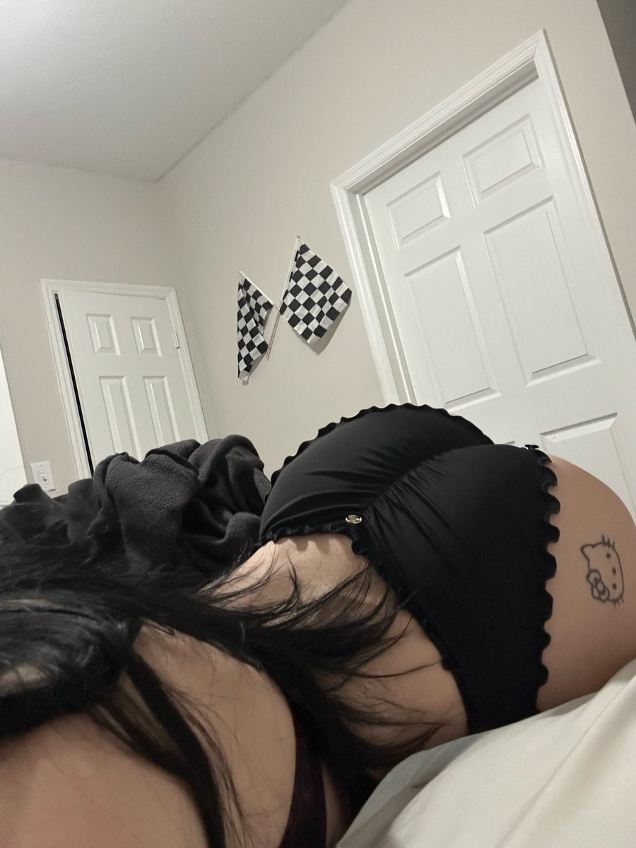 nicolettecoded's tweet photo. the pussy is saying hi 🤭🐱💦 https://t.co/AxgrHwnfaG