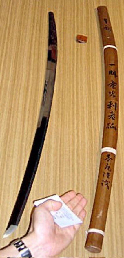 8YwGruLKqnZJBun's tweet photo. もう、明成皇后暗殺(乙未事変)については語り尽くされているはずだが…。
事件当時の公文書や手記、物的証拠、後の調査によって、日本公使館の関係者や日本人浪人が直接関与した証拠が多数見つかっており、現代においては、日本による国家主導の暴虐行為であることは、ほとんどの歴史学者によって認められており、国際社会でも広く知られている。
また、“襲撃対象”の容姿を知らない日本人実行犯は、手当たり次第に周囲の女官達をも手にかけている。

当時の基準においても、日本という国家の倫理観が『近代国家』とは、到底呼べぬほどに狂っていた事を示す“物的証拠”も博多祇園山笠で知られる櫛田神社に残されている。
それが『閔妃を刺し殺した刀』である肥前刀だ。
殺害に関わった日本人(明治から昭和にかけて活動した旧福岡藩士を中心とする政治結社、国家主義団体であった玄洋社所属で、宮中に乱入した実行犯の1人である藤勝顕)が奉納したもので、この刀鞘には“一瞬電光刺老狐夢庵勤議”と書かれている。“老いた狐を一瞬の電光のように刺す”という意味で、“老狐”とは、この事件の“主犯格”である三浦梧楼が明成皇后を侮蔑的に呼んだ渾名で、計画自体が『狐狩り』と呼ばれてい���。

『わざわざ自分達で証拠を残すとは、マヌケな事を…』と思うだろうが、これは自分達の『勲章』として、そして自分達の『功績』を誇示するために残していったものだ。
相手の尊厳を踏み躙る残忍な事件に対して、当時の日本国民は拍手喝采を送ったのだ。
これが世界中に『近代国家』であることを喧伝していた日本の本当の醜悪な姿であった。
そして、たった130年程前の『近代国家』日本が、他国の王宮に土足で侵入し、王妃の命を無残に奪うような国家だったことを日本国民は一切学ばない。