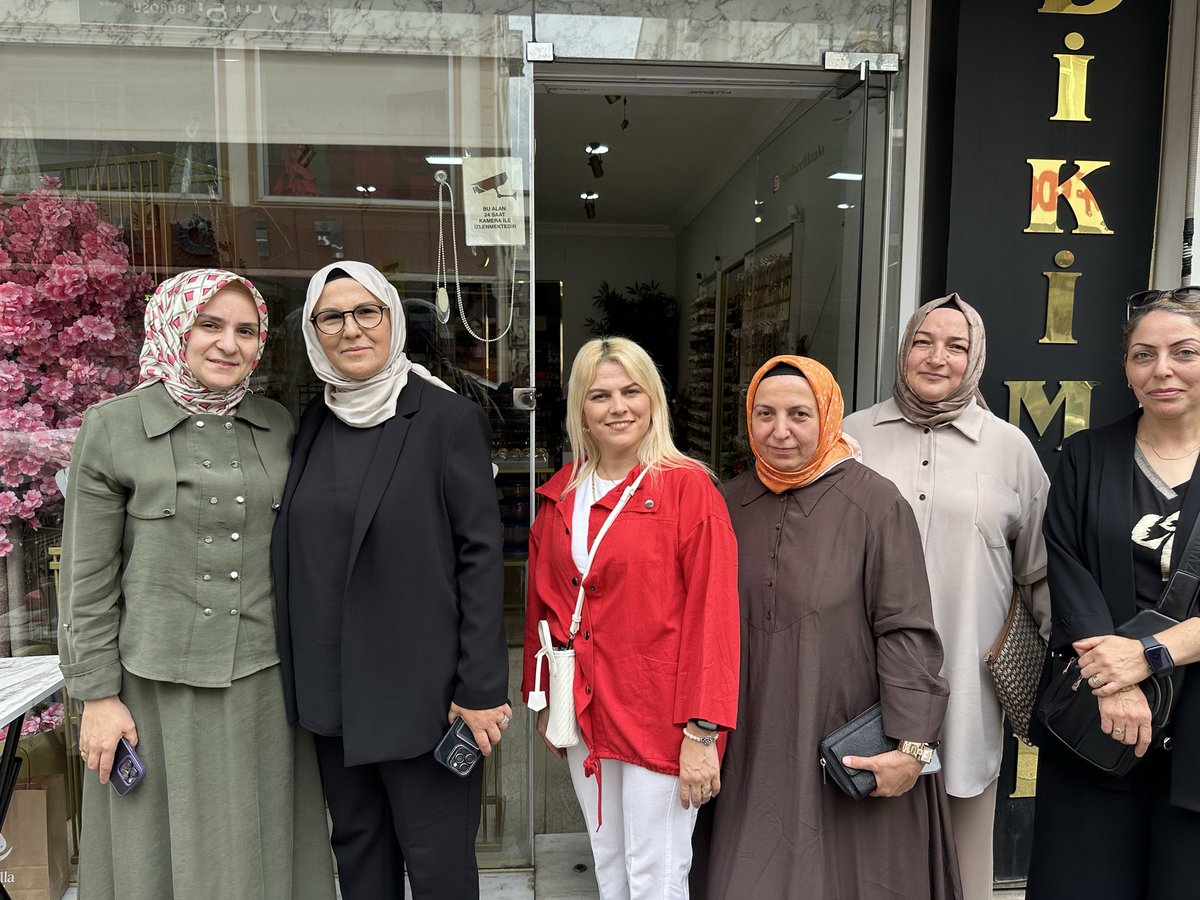 RSKatircioglu's tweet photo. 📍#Gölcük 

Gölcük programımız kapsamında kıymetli esnaf kardeşlerimizi ziyaret ederek hayırlı işler diledik, gönül sohbetlerinde bulunduk.

Esnafımızın sıcak karşılaması, samimi muhabbeti ve içten misafirperverliği bizlere bir kez daha gösterdi ki; bu aziz milletle aramızdaki gönül bağı her geçen gün daha da güçleniyor.

Üreten, alın teriyle şehrimize ve ülkemize değer katan esnafımızın daima yanında olmaya, gönül köprülerimizi daha da sağlamlaştırmaya devam edeceğiz.

#AKParti #Gölcük  #KocaeliyiSeviyorum