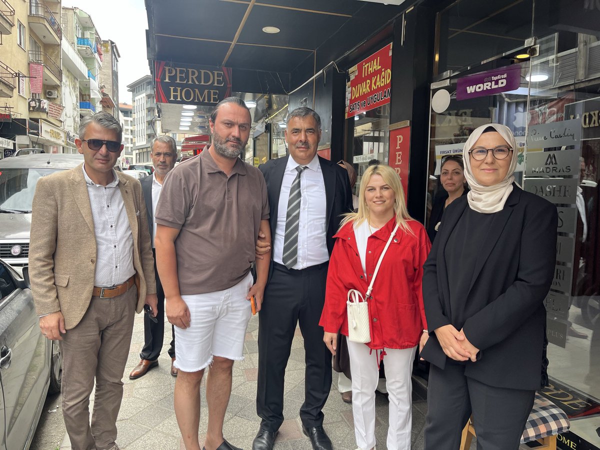RSKatircioglu's tweet photo. 📍#Gölcük 

Gölcük programımız kapsamında kıymetli esnaf kardeşlerimizi ziyaret ederek hayırlı işler diledik, gönül sohbetlerinde bulunduk.

Esnafımızın sıcak karşılaması, samimi muhabbeti ve içten misafirperverliği bizlere bir kez daha gösterdi ki; bu aziz milletle aramızdaki gönül bağı her geçen gün daha da güçleniyor.

Üreten, alın teriyle şehrimize ve ülkemize değer katan esnafımızın daima yanında olmaya, gönül köprülerimizi daha da sağlamlaştırmaya devam edeceğiz.

#AKParti #Gölcük  #KocaeliyiSeviyorum