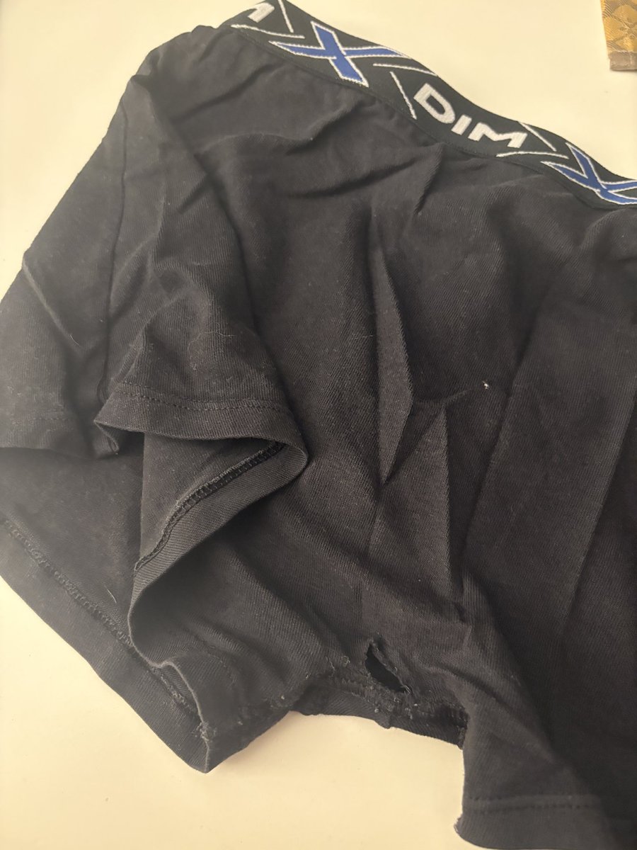 Docteur_Weaver's tweet photo. Qui veut mes vieux boxer #dim : bien usés par ces années de service 😛 #boxerdim 1/2 https://t.co/0519Wruymo