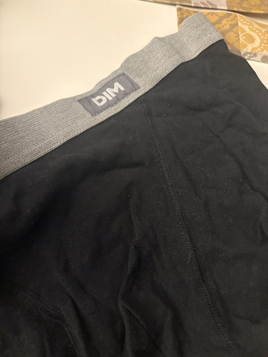 Docteur_Weaver's tweet photo. Qui veut mes vieux boxer #dim : bien usés par ces années de service 😛 #boxerdim 1/2 https://t.co/0519Wruymo