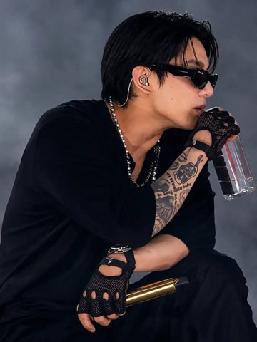 JEONKH_'s tweet photo. damn!!!! he is so FINE https://t.co/pIplrhy8UR