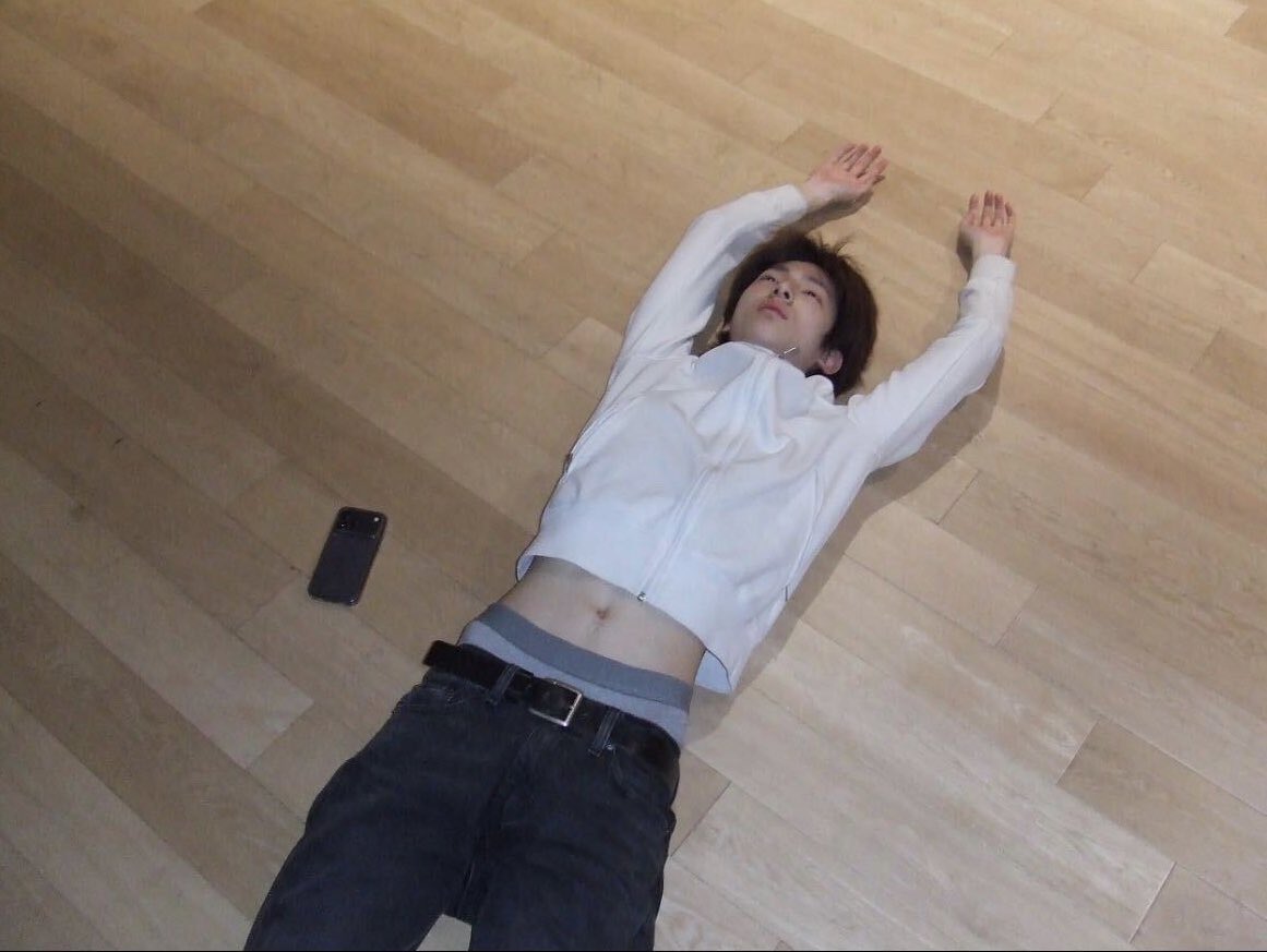 yyjschn's tweet photo. bro need to pull his pants up https://t.co/vnLgp5YuuU