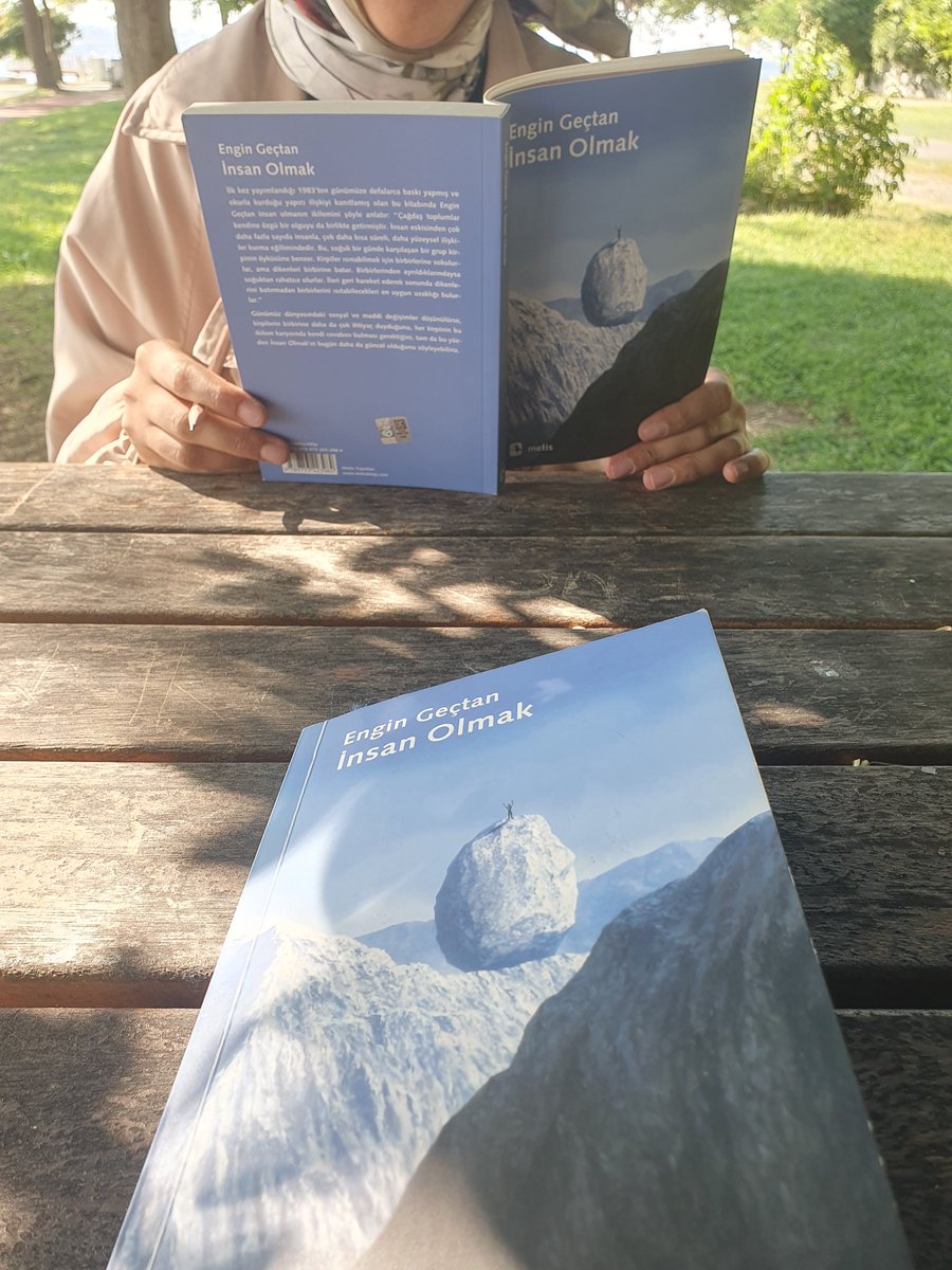 Gulsmcakr's tweet photo. “Kitap okumaya çıkıyorum, gelir misin?” dedim. Aynı kitabı okumaya karar verip sahilde buluştuk. Birkaç sayfa okuduk; sonra okumaktan daha iyi gelen şeyleri konuştuk, tefekkür ettik.Demek ki bugün bu muhabbete ihtiyacımız varmış. https://t.co/4HjMrqJuHt