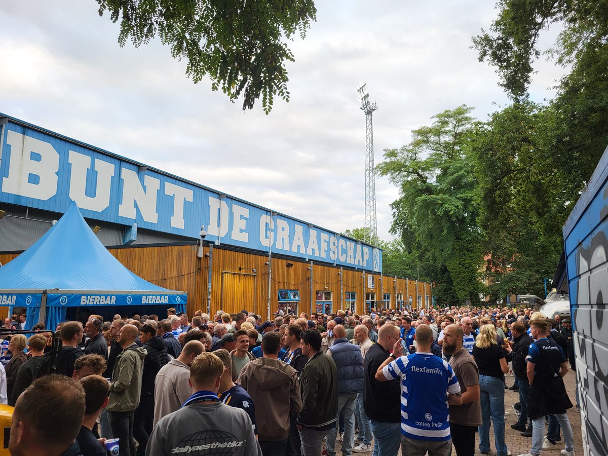 nielsvenus's tweet photo. De Graafschap gaat in het eerste duel op De Vijverberg dit seizoen fors onderuit tegen Jong AZ: 2-5 🫤

Stadion De Vijverberg, Doetinchem 📍

#GRAaz #DeGraafschap #AZ #groundhopping https://t.co/yRNhn5PF9j
