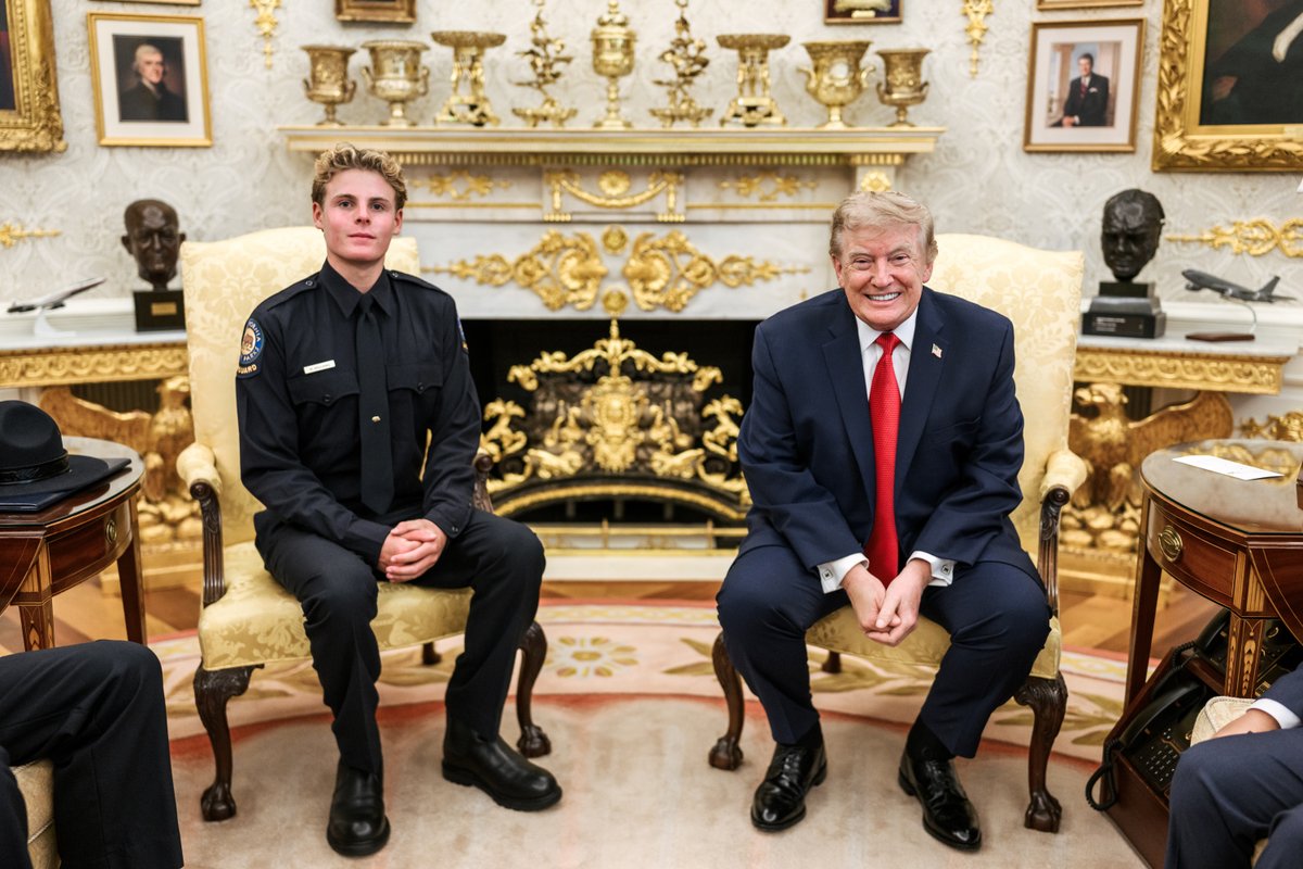 WhiteHouse's tweet photo. A young American hero. 🇺🇸

16-year-old lifeguard Ryder Williams courageously saved 10-year-old Nathaniel Rai on a California beach. Today, President Trump recognized him for his bravery in the Oval Office. ❤️ https://t.co/kXSkw6IZQE