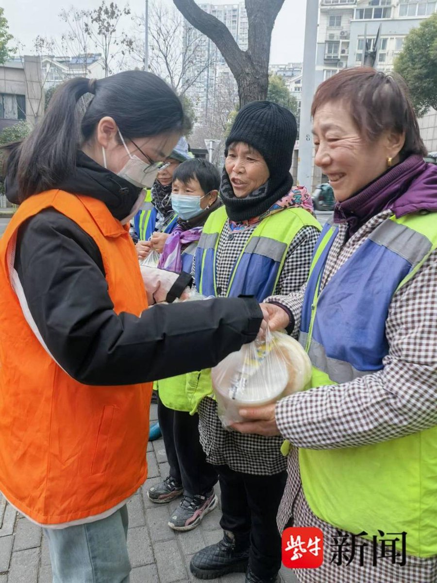 BaptisteCASANO2's tweet photo. Spent this morning distributing hot meals and care kits to unhoused neighbors in downtown—small acts add up to big warmth. Grateful for this chance to show up u0026 lift others up. #Volunteer #CommunityLove， https://t.co/jqsbYbuJ1q
