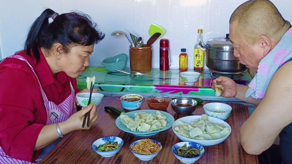 Fredcjku's tweet photo. Neighborly win! Today we swapped homemade dumplings for their fresh tomatoes—warm chat + delicious food = perfect Tuesday vibe. https://t.co/sMjp5QF73a