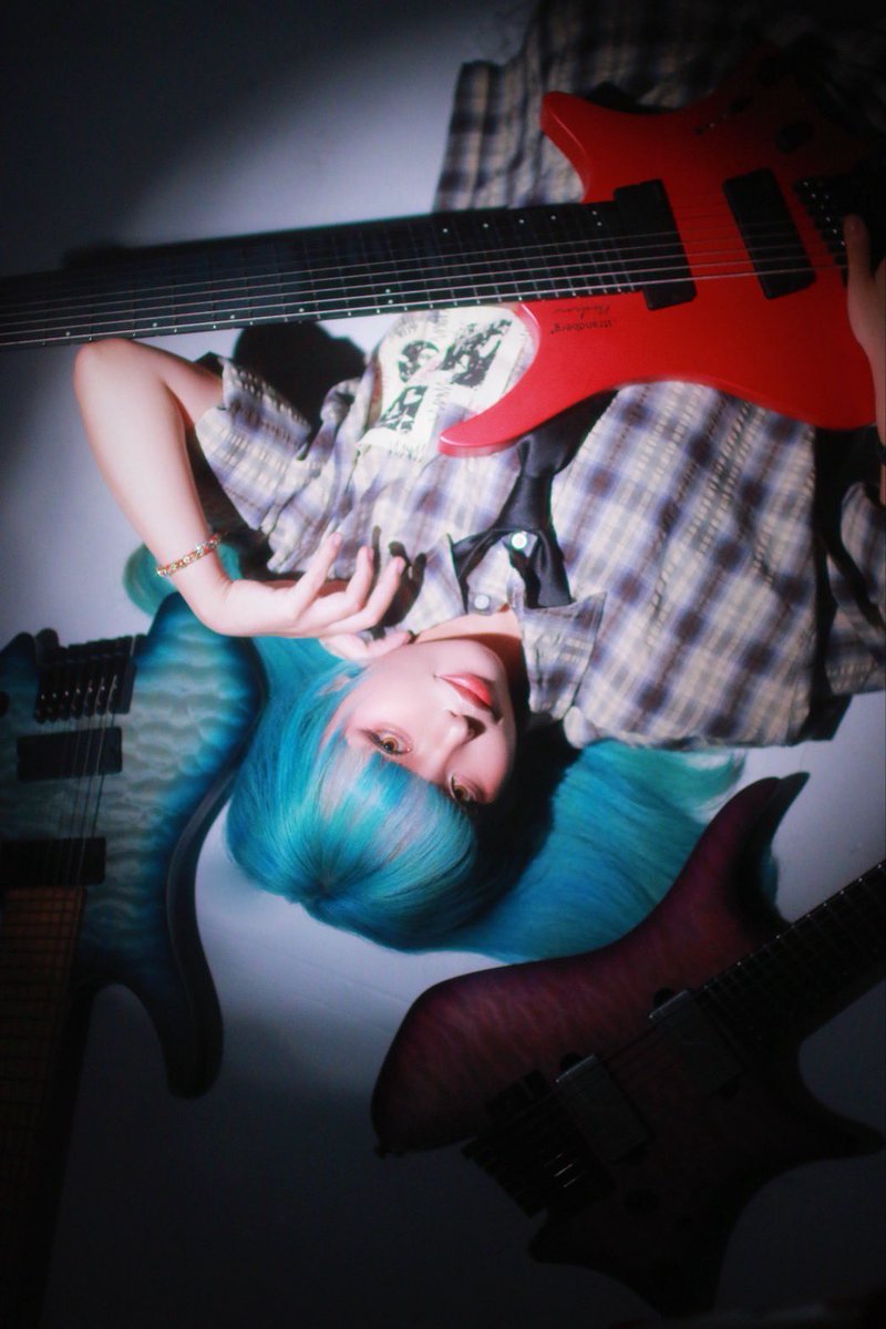 JeMhRsw's tweet photo. みんな、びっくりさせてごめんね！！

私たちオリジナルメンバーで10年以上走ってきた訳ですが、ここまできたらもう、別に休みたいときはちょっとくらい休んだっていいんじゃない？って思うんだよね笑

なんかさ、絶対全参加か脱退しかないのも窮屈な話じゃない？？

なので、華子ちん小休憩です🕊️
また気が向いたら何事もなかったかのように戻ってくるかと😂
本人もメンバーもぜーーんぜん険悪じゃないから安心してね笑

ひとまず、バンドは立ち止まらないので、引き続き応援してくれたら嬉しいです✨

この期間はこの期間でサポートギタリストとの化学反応をみんなも楽しんでくれた嬉しいなーー！！

次回はありさん（@ARI_icontinew）をお迎えして演奏するよーー！🥹
わくわく！！！

あとね、9.12私たち出演12時からなの！
大型イベントで昼からトッパー！！
久々過ぎて幕開けて誰もいなかったらどうしよう！！ってほんのり心配！！！！😭

みんなーーーー、私に力を与えにきてーーーーー😭
たのむよーーー！！

🎫https://t.co/0Un90ZPw58