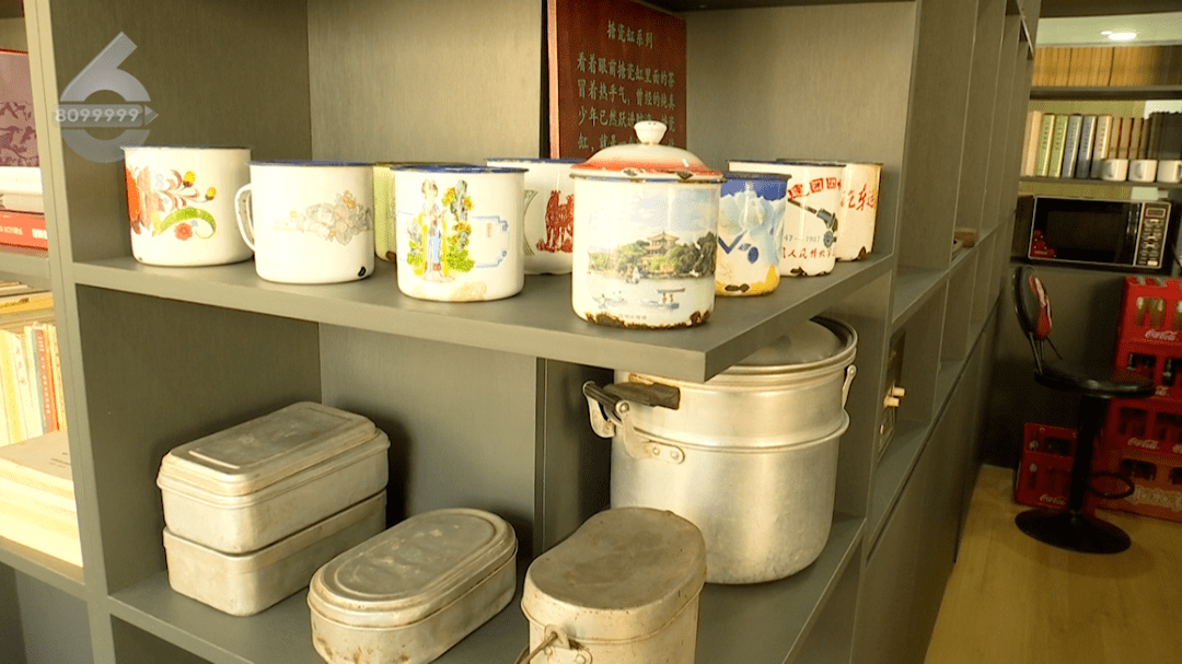 flowill55's tweet photo. Got 2 old mugs taking up space Donate them to the community charity box this weekend—free up your shelf and help neighbors! https://t.co/SpCLVnC7rm