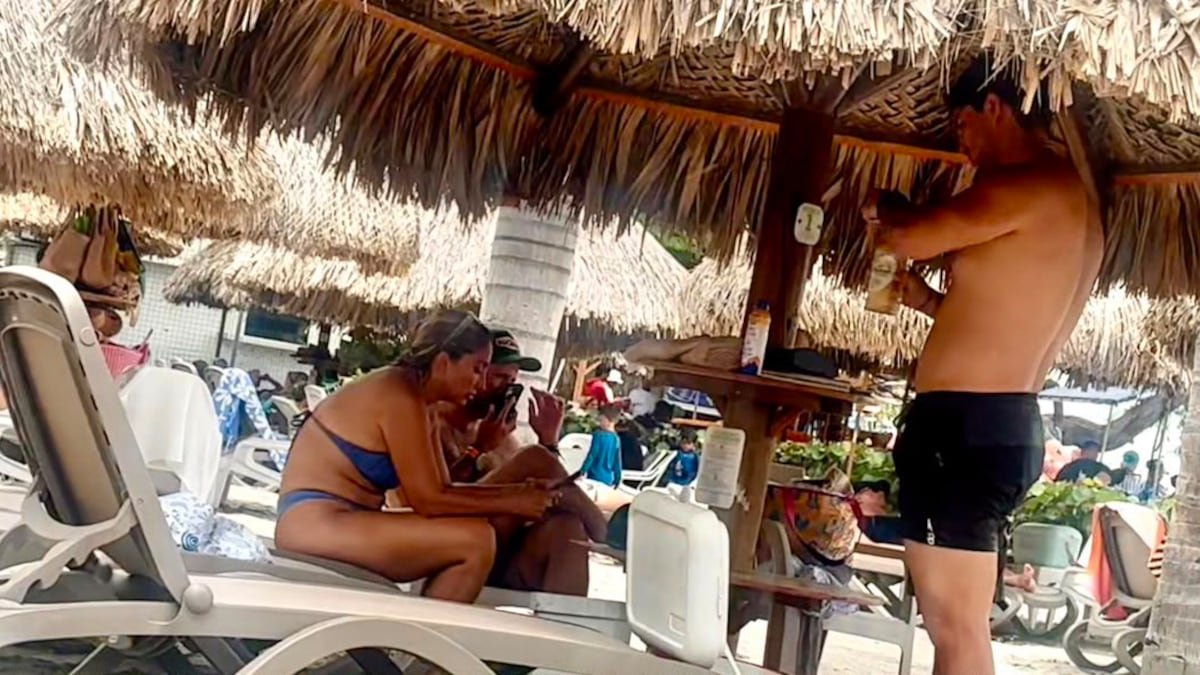 webexpreso's tweet photo. @carogomezsn @ABDELAESPRIELLA Si, al igual que su ministro de vivienda que trabaja incansablemente desde las playas en el mar... Eso sí es trabajar duro... https://t.co/ldzoIFtMQ1