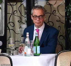 SueSuezep's tweet photo. A man of immense wealth, privilege and establishment influence https://t.co/gmChVzGOav