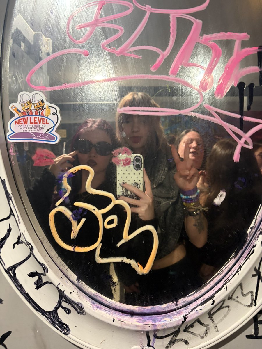 fri3ndra's tweet photo. #dancing https://t.co/Z1RE4JftVy