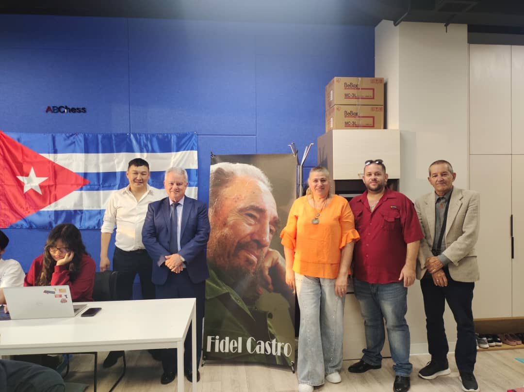 citmacuba's tweet photo. En homenaje al centenario del natalicio del Comandante en Jefe #Fidel Castro Ruz el 15 de agosto el Embajador de #Cuba 🇨🇺 en #Mongolia organizó una simultánea de ajedrez con 10 destacados ajedrecistas mongoles y 10 cubanos. Participó representación cubana a la #COP17 https://t.co/n253k3Wq8r
