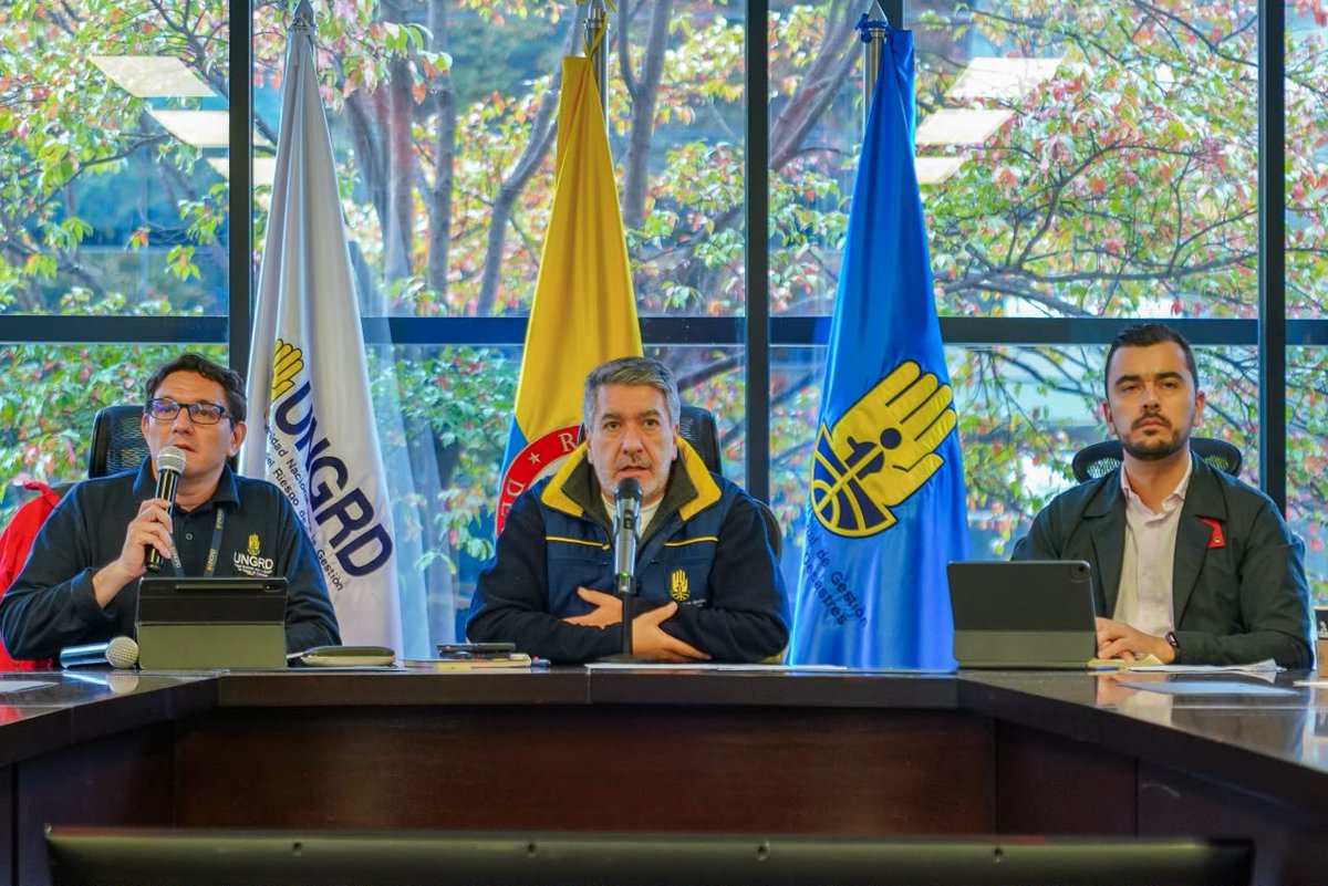MinAmbienteCo's tweet photo. #AEstaHora | El viceministro de Ordenamiento Ambiental del Territorio @DavidOlarteA, participa en la Comisión Técnica Nacional Asesora para Incendios Forestales (CTNAIF) para analizar el escenario actual y fortalecer las acciones de prevención, respuesta y seguimiento a los incendios de cobertura vegetal en el país.  

🔥La reactivación de incendios ya controlados demuestra la necesidad de fortalecer la vigilancia, el seguimiento territorial y la liquidación, especialmente en zonas de alta temperatura y riesgo.