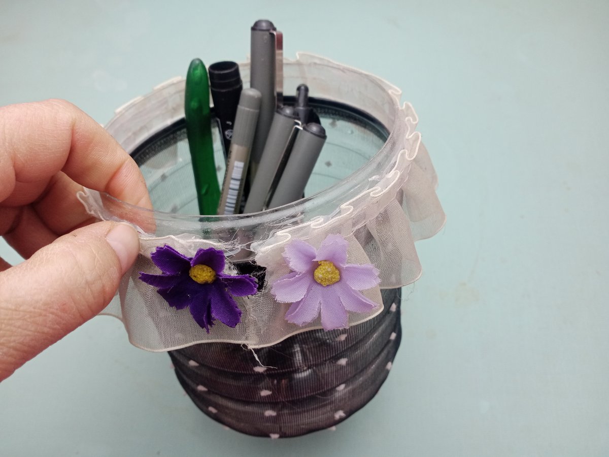 650F15's tweet photo. Turn old glass jars into stylish pen holders! Easy, eco-friendly, and free desk decor. https://t.co/g4R5gaSeGW