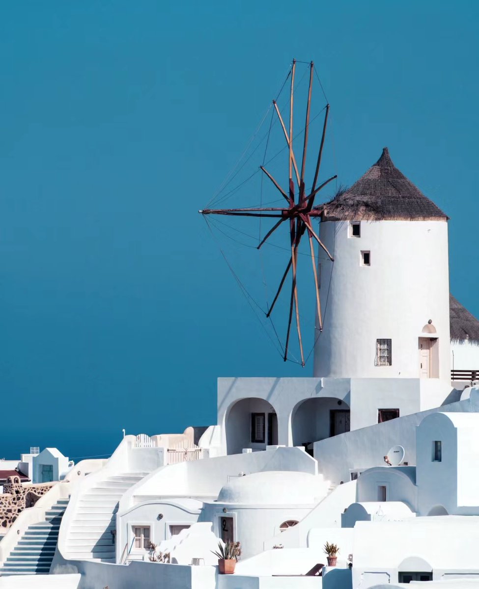 gladly38's tweet photo. Chasing golden sunset over Santorini’s white rooftops—this view hit different. Nothing beats small, perfect travel moments! https://t.co/UrUygQQQYq