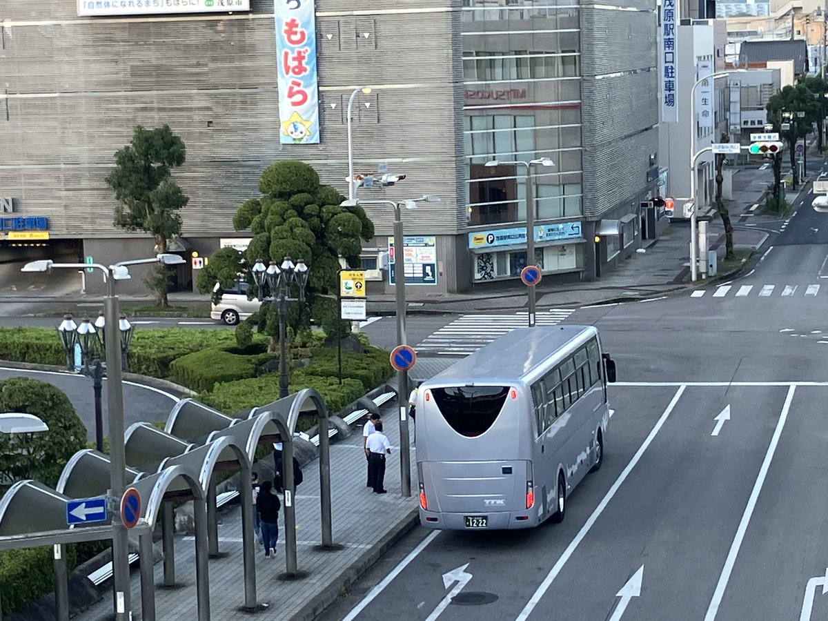 MobaryHills's tweet photo. 茂原駅から蘇我駅に向かう代行バス、既に運行を開始しています。初便が5:20過ぎに出ました。既に行列が出来ており、現在並ぶと3便待ちです。電車は今朝から大網まで開通しました。 https://t.co/1OQ5L5CZ2T