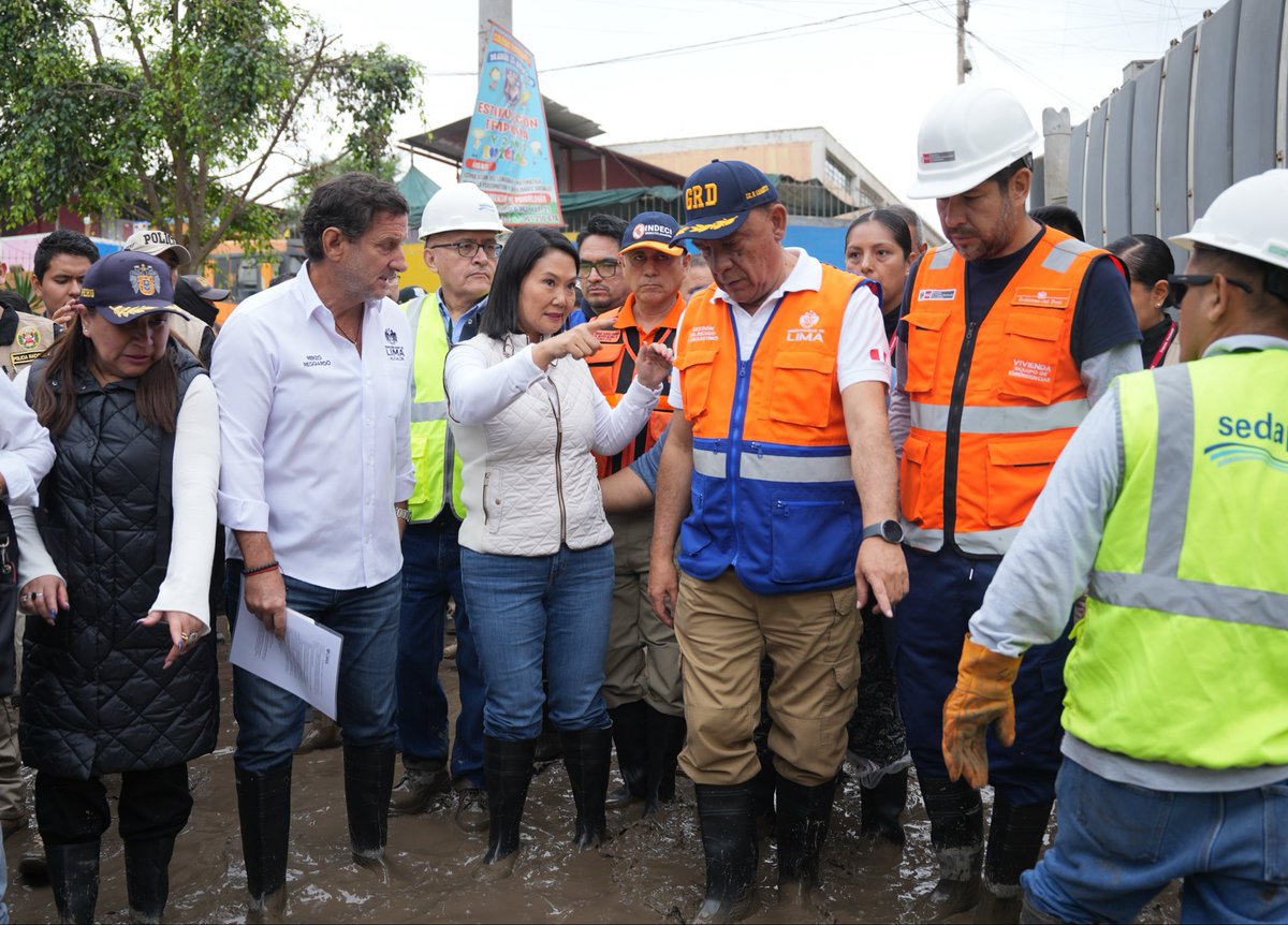 LuvinaPE's tweet photo. Por algo dicen que la historia es cíclica. Si algo tengo que reclamarle al antifujimorismo es no entender que esta foto tiene mucho poder. Ningún gobernante anterior ha sabido capitalizar los desastres como Alberto y Keiko Fujimori. 

Solo basta con unas botas y una foto para ganarse la aceptación de buena parte del país. Algo tan sencillo, pero, al parecer, ningún otro lo vio ni lo entendió.

¿Esto es suficiente para gobernar? No. Pero sí que ayuda bastante.