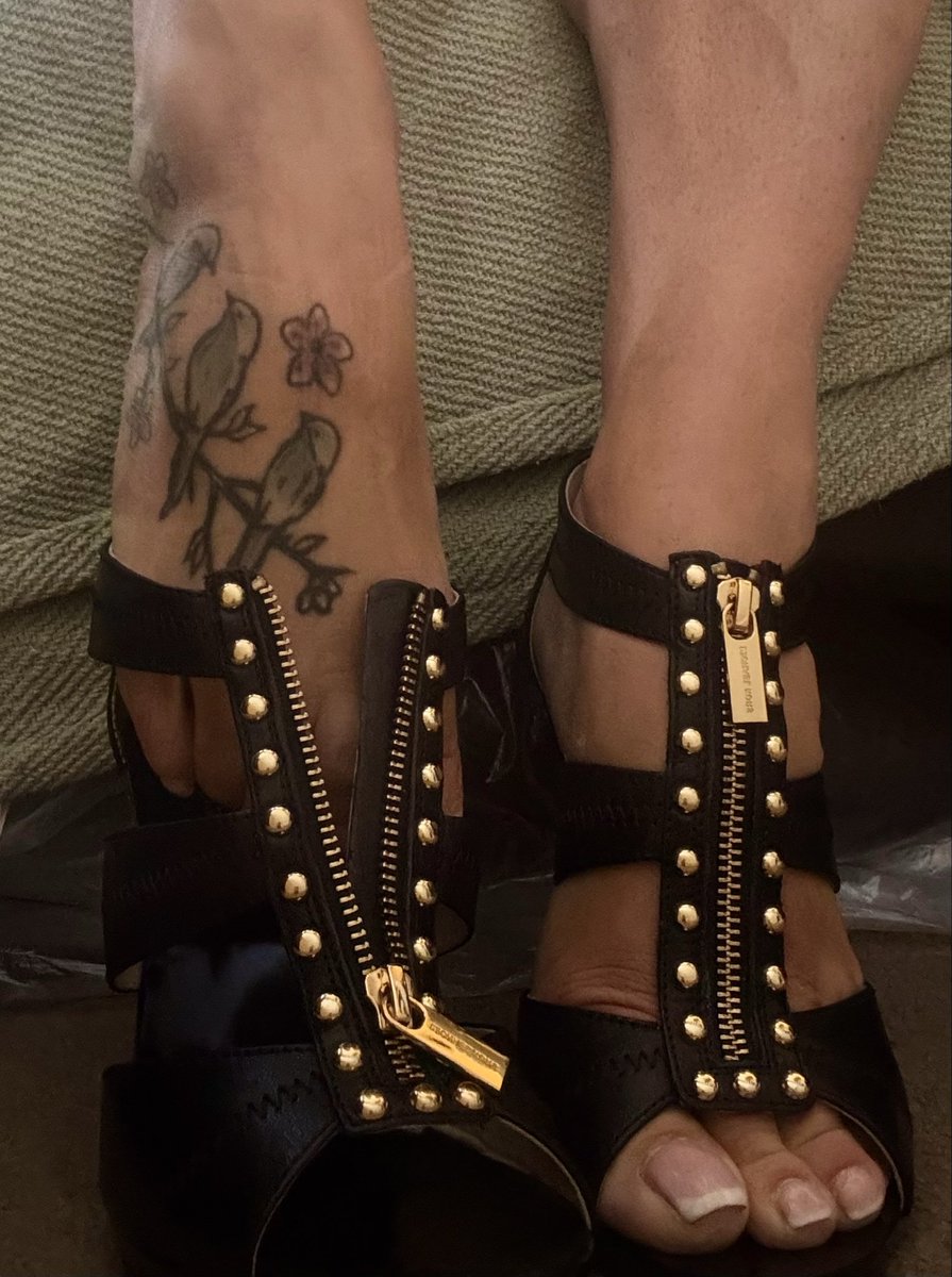 missboardroom's tweet photo. Feels good to unzip after a hard day in the office 
#heels #feetِ https://t.co/kifNpbKMnk