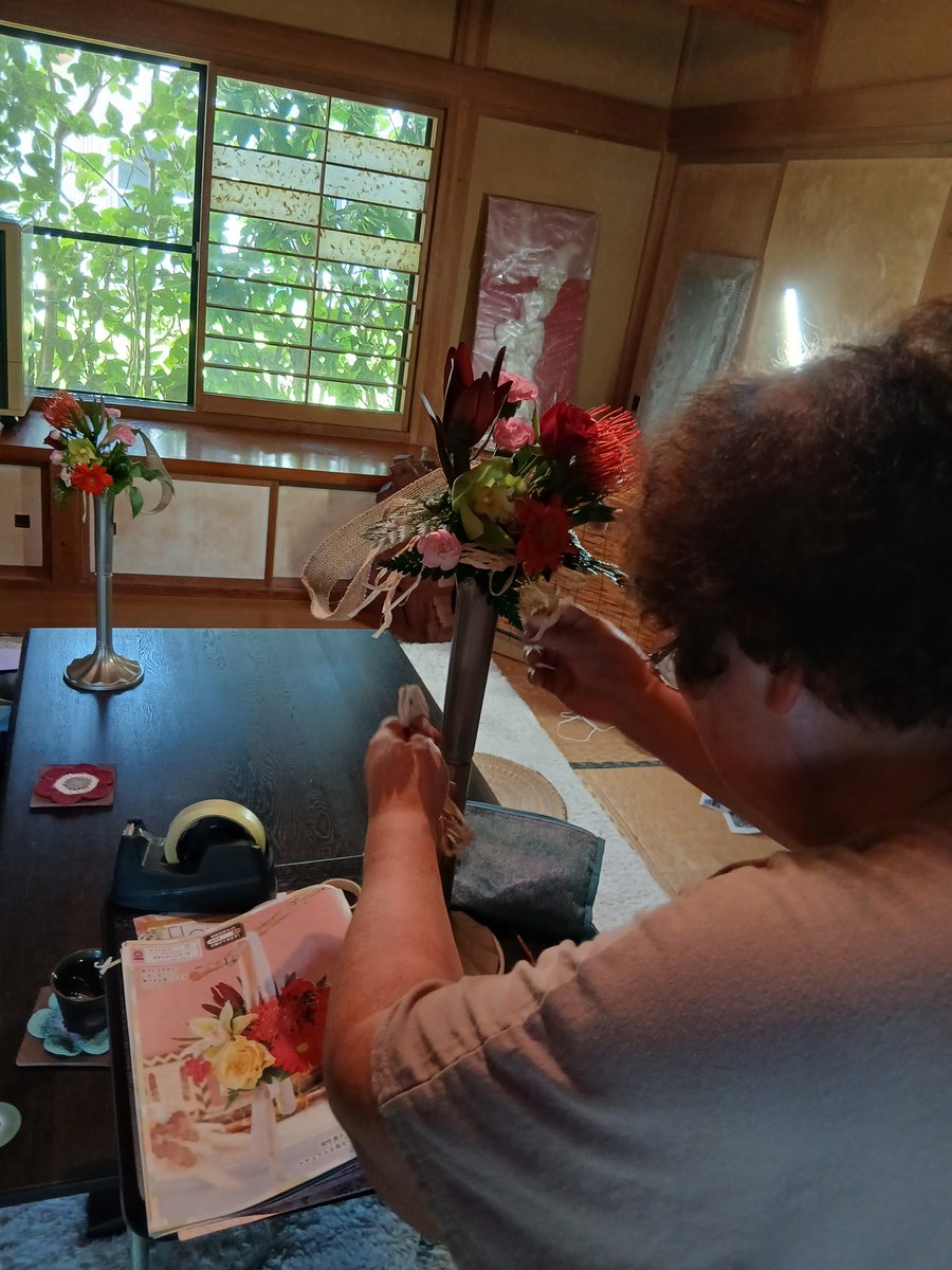 moko917111711's tweet photo. おはよ
御座います
本日花倶楽部です🌻
アタマをキリカエテ…

今日も
一日です
#陶芸
#焙煎珈琲
#アトリエ赫舎
#花倶楽部
#moko https://t.co/3FLmuYYr2g
