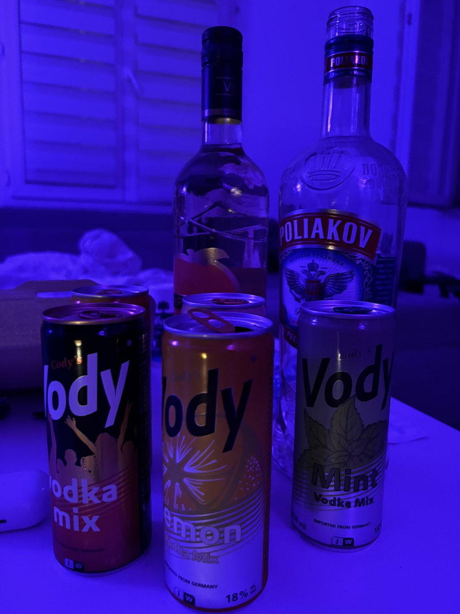 saaintiris's tweet photo. bonne soirée mes mutus  
( x5 vody ) https://t.co/YT9Odrxy5n
