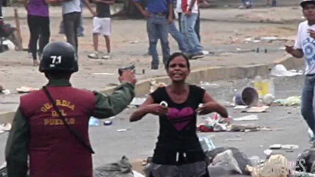 Barbaraadejesus's tweet photo. «La simetría o asimetría de la confrontación en Venezuela, es muy relativa» 

¿Esto te parece relativo? https://t.co/BmRfG4CEIb