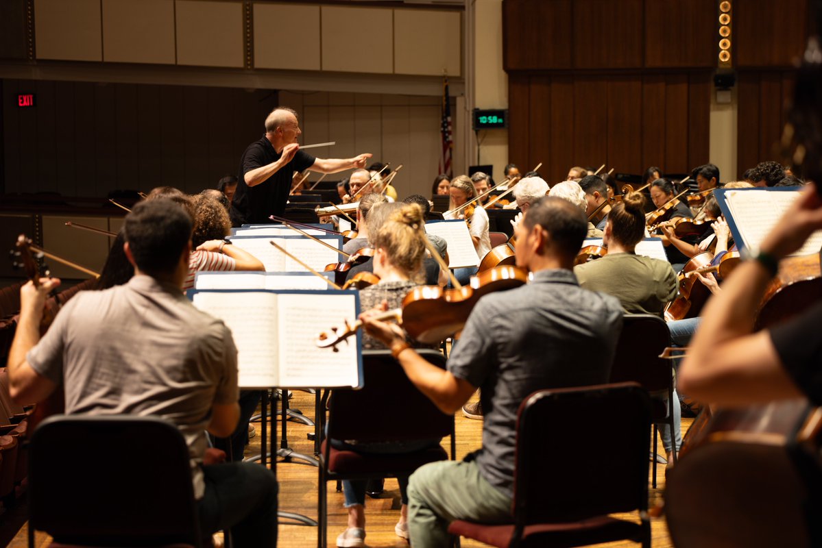 HollywoodBowl's tweet photo. Gianandrea Noseda (@NosedaG) and the @NatSymphonyDC make their Hollywood Bowl debut with an America-themed program tomorrow evening! To join us for a beautiful evening of classical music under the stars, get your tickets at https://t.co/0WNCwXIRTa. 🎶✨ https://t.co/fLB75dzGPr