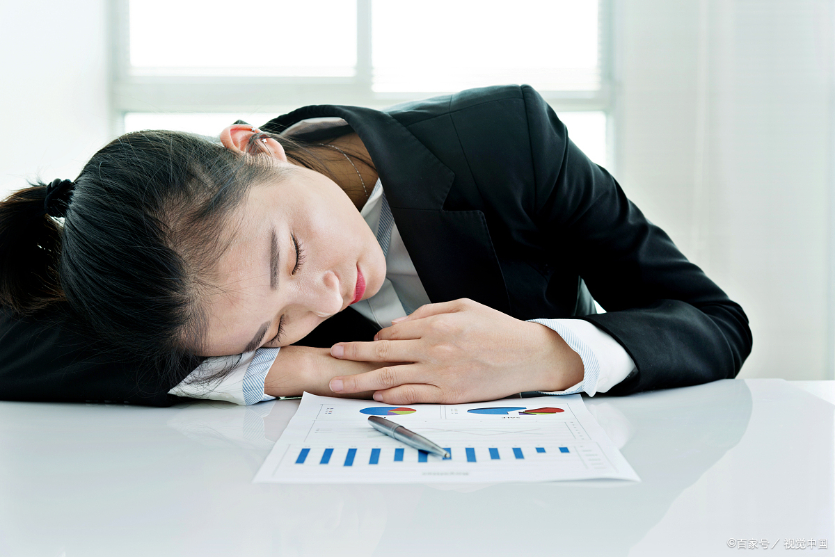 apoc895's tweet photo. When the work screen goes gray and the office hums soft… it’s 5-minute catnap time, officially a work-approved recharge.， https://t.co/ic7jyen8GZ