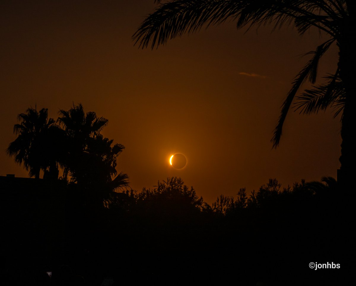 JonhBS's tweet photo. Capturas del Eclipse Total de Sol del pasado 12 de agosto desde la playa frente al Planetario de Castellón de la Plana (España). ☀️🌙 Las fotos no le hacen justicia a la increíble experiencia de haber vivido este fenómeno natural.
#eclipse2026 #eclipsecastellon #solareclipse2026 https://t.co/5CYEitx0xy