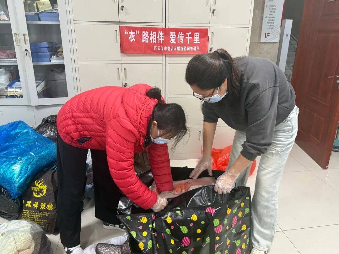 __jayyyyyyyyy's tweet photo. Spent the morning helping sort out donations for local low-income families. Small acts make big differences!  #VolunteerWork #CommunityLove， https://t.co/pjWNSMKzmV