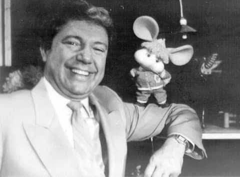 CATERINAV's tweet photo. #17Ago VTV era en otrora, un canal de grandes talentos. Fui muchas veces, tocaba piano, cantaba con Tío Simón, el gran Simón Díaz, o El Show de Guillermo Fantástico, Crecer con Papá. Mi carrera creció con ambos. Ojalá vuelva a ser el canal de TODOS LOS VENEZOLANOS. https://t.co/wQcornA47y