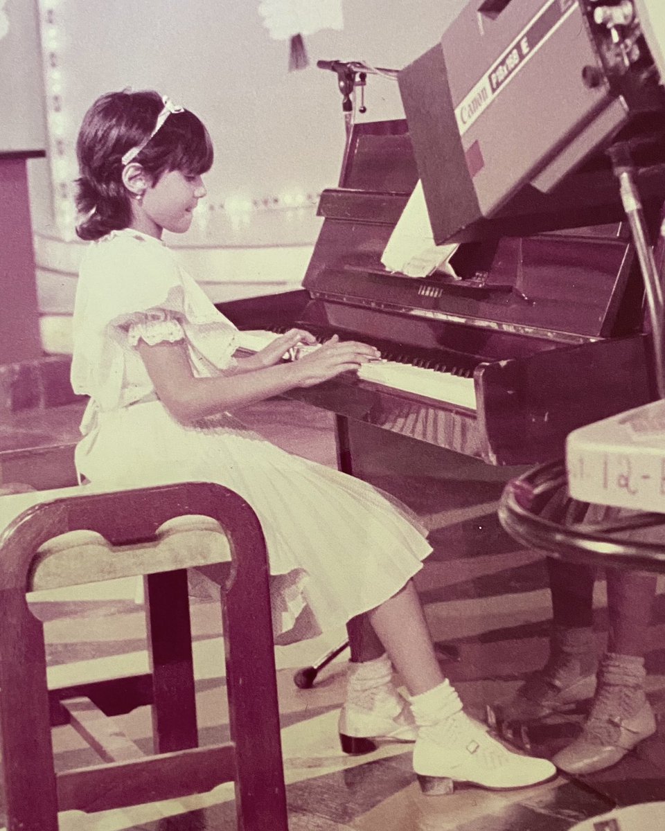 CATERINAV's tweet photo. #17Ago VTV era en otrora, un canal de grandes talentos. Fui muchas veces, tocaba piano, cantaba con Tío Simón, el gran Simón Díaz, o El Show de Guillermo Fantástico, Crecer con Papá. Mi carrera creció con ambos. Ojalá vuelva a ser el canal de TODOS LOS VENEZOLANOS. https://t.co/wQcornA47y