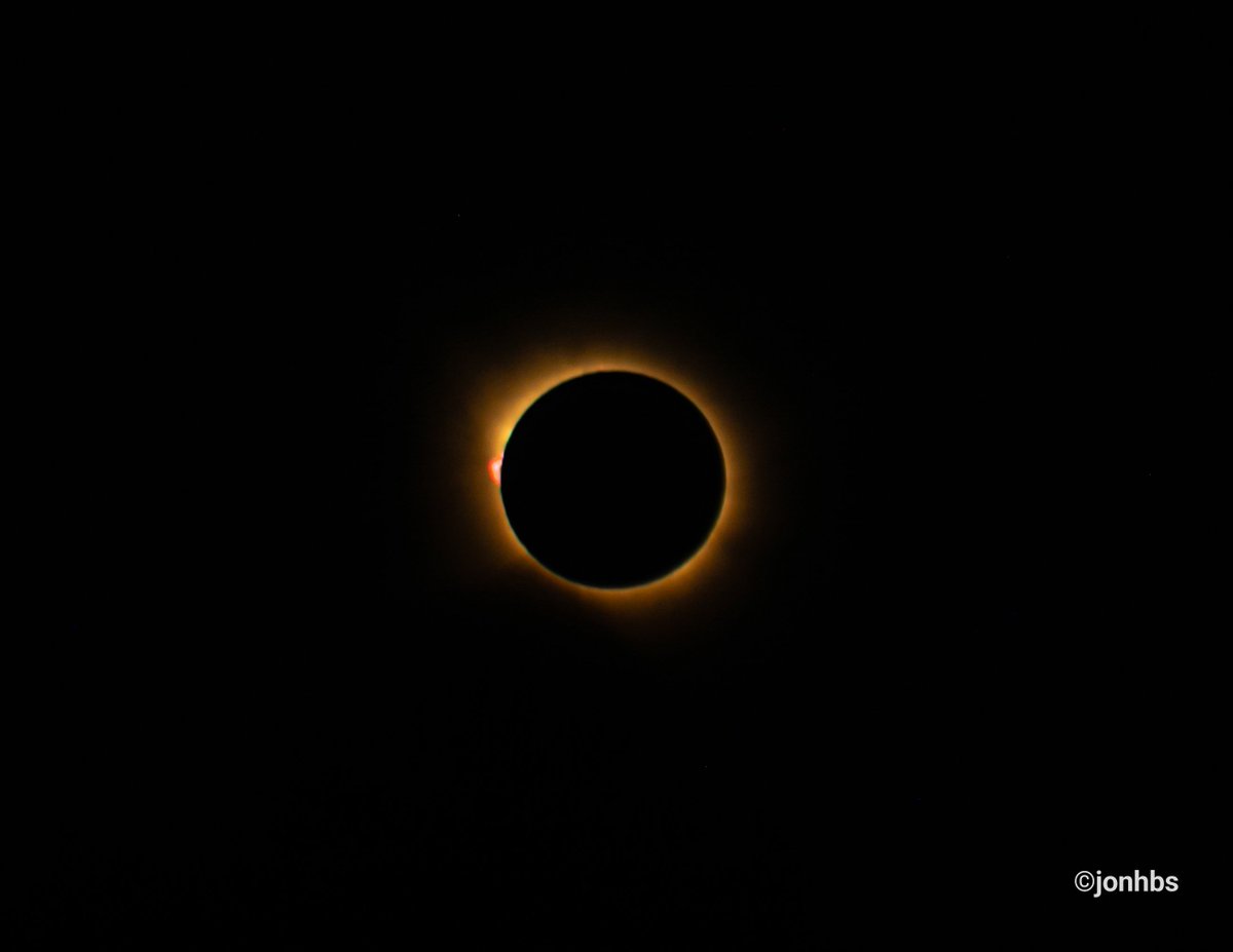 JonhBS's tweet photo. Capturas del Eclipse Total de Sol del pasado 12 de agosto desde la playa frente al Planetario de Castellón de la Plana (España). ☀️🌙 Las fotos no le hacen justicia a la increíble experiencia de haber vivido este fenómeno natural.
#eclipse2026 #eclipsecastellon #solareclipse2026 https://t.co/5CYEitx0xy