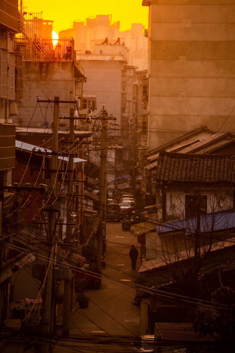 MichaiahGod's tweet photo. [Sunset glow painting the alley walls, a stray cat napping in a weathered fire escape shadow—city quiet hits different after rush hour ]， https://t.co/0NqSsHETmV