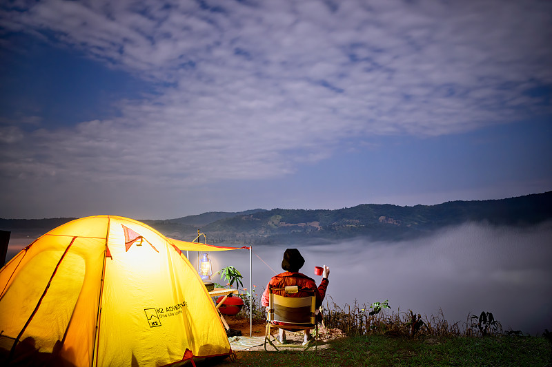 BreColeman12's tweet photo. Woke up to mountain mist, hot coffee, and stars peeking through the tent at 5 a.m. — this is why I camp. , https://t.co/zwqtgQwe7Y