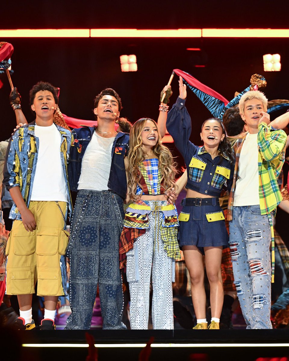 DisneyChannel's tweet photo. That's a wrap on #D23! Thank you to the world's greatest fans for making the weekend truly unforgettable ✨ https://t.co/tYsBzqbMcd