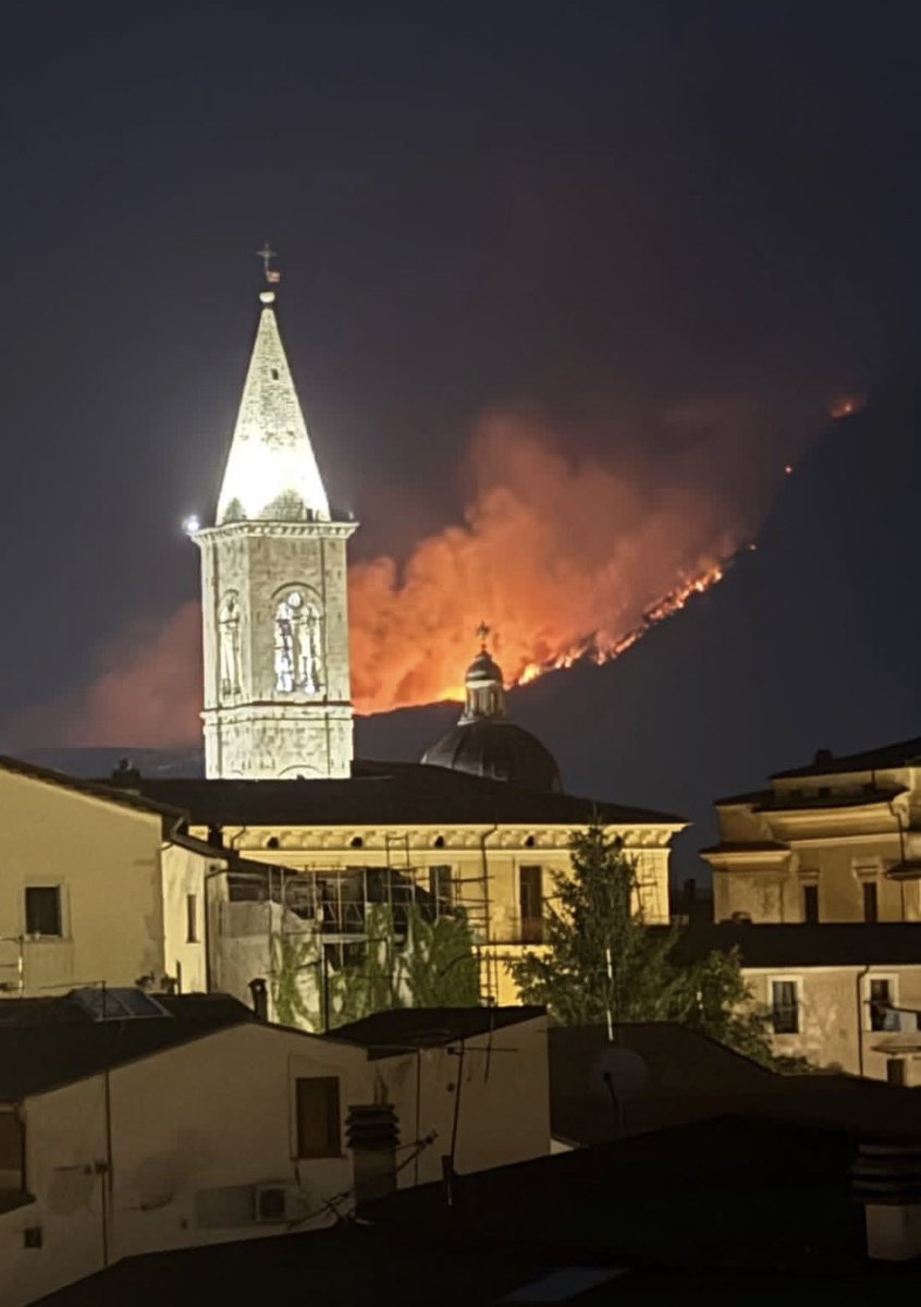 IliaVerrocchi's tweet photo. Il nostro #Morrone brucia ancora una volta.
Che siate maledetti.
#Abruzzo https://t.co/xlYxpWbxSj
