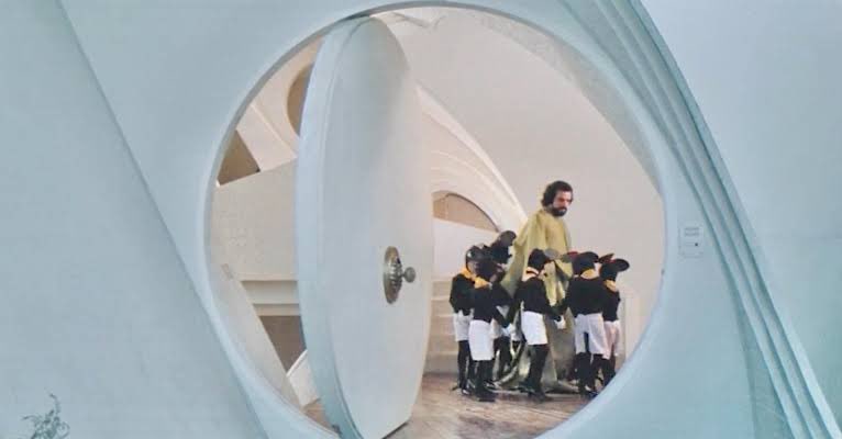sinemayazari's tweet photo. Kutsal Dağ, resim sergisi gezmek gibi bir film.

Ardı ardına çerçeveyi kuşatan olağanüstü imgelerin sembolik göndermeler/atıflar olduğunu anlamaya başladığınızda filme duyduğunuz saygı da katlanarak artıyor.
Atıf zenginliği açısından sinema tarihinin en eklektik filmlerin biri; 40 membadan besleniyor.