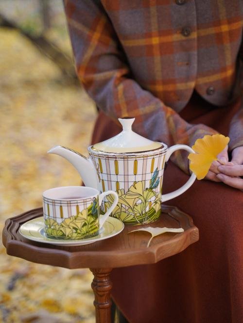 Minecraftadt's tweet photo. [Autumn breeze + warm latte = perfect mid-week pick-me-up ]， https://t.co/zwgSUFSHmI
