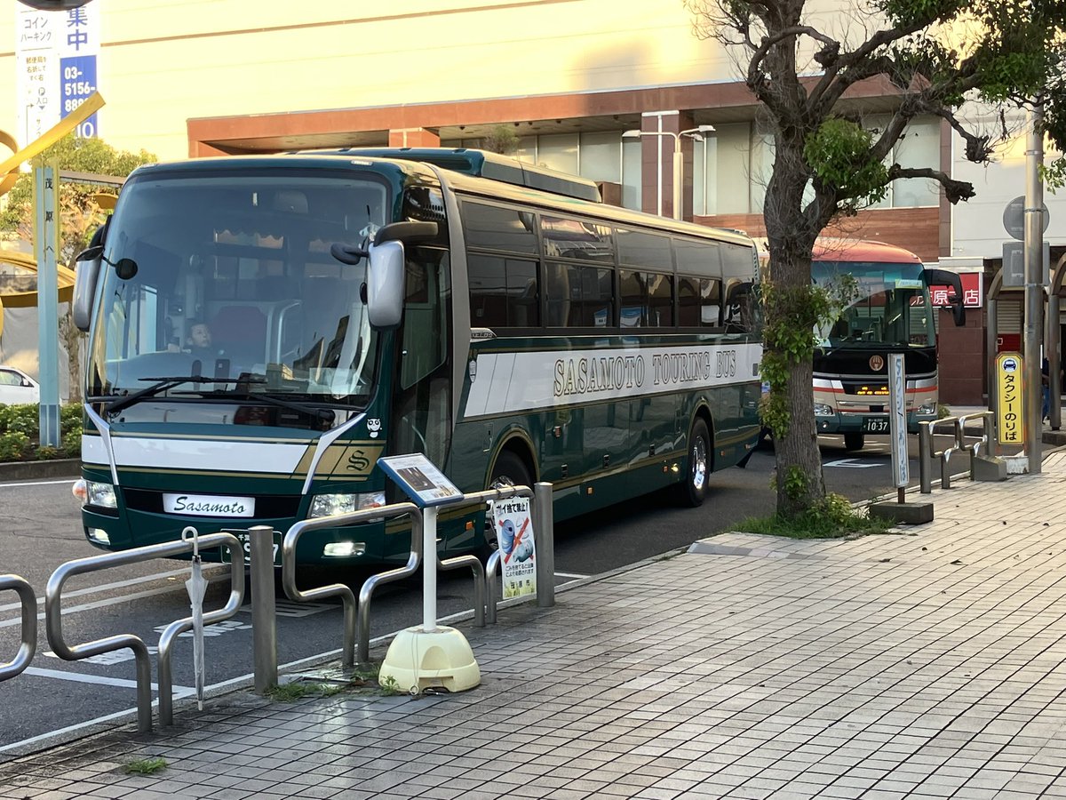 MobaryHills's tweet photo. 3便目の代行バスで5:47に茂原駅を出ました。この後も続々とバスがやってきます。2,3便は茂原観光、4便はササモト、続いて小湊とオートウィルのバスが来ました。 https://t.co/uNWINTJ1HO